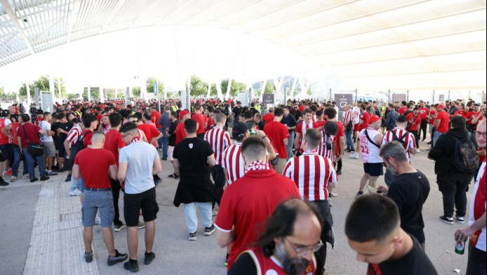 Απίστευτο! Σταμάτησαν 1500 φίλους του Ολυμπιακού γιατί έλειπαν βραχιολάκια
