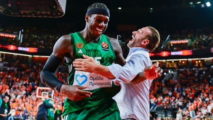 Παράνοια στα αποδυτήρια του ΠΑΟ - Τρελαμένοι παίκτες & Αταμάν (vid)