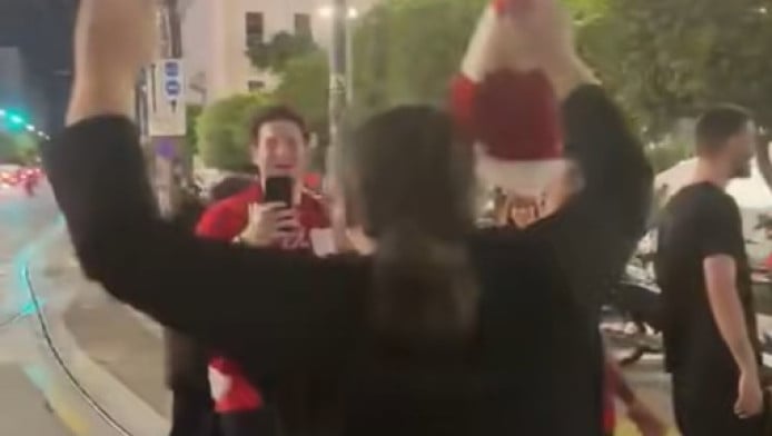 Χαμός στον Πειραιά! Παπάς μπροστάρης στους πανηγυρισμούς