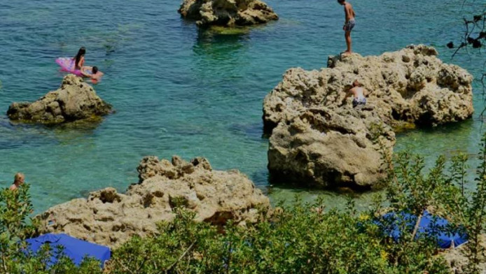 Πώς είναι σήμερα η παραλία που γυρίστηκαν "Τα κανόνια του Ναβαρόνε"