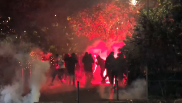 Χάος στο Παρίσι μετά την πρόκριση της Παρί - Επίθεση σε αστυνομικούς (Vids)