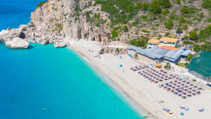 «Ίδιες θάλασσες με την Ελλάδα και πιο φθηνή - Να πάτε όλοι στην Αλβανία»!