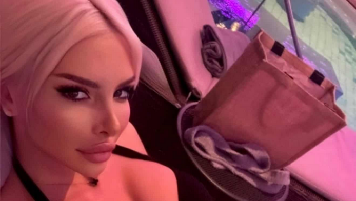 Η γυναικάρα του “My style Rocks”… έλιωσε τις σοκολάτες στην Ελβετία (Pics)