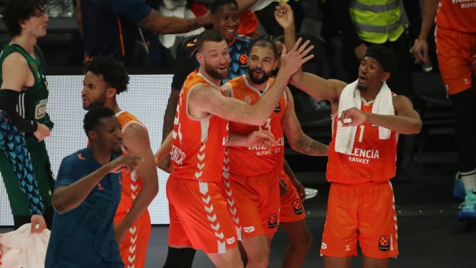 Φρενίτιδα ενθουσιασμού στη Βαλένθια - Αποθεωτική υποδοχή (ΒΙΝΤΕΟ)