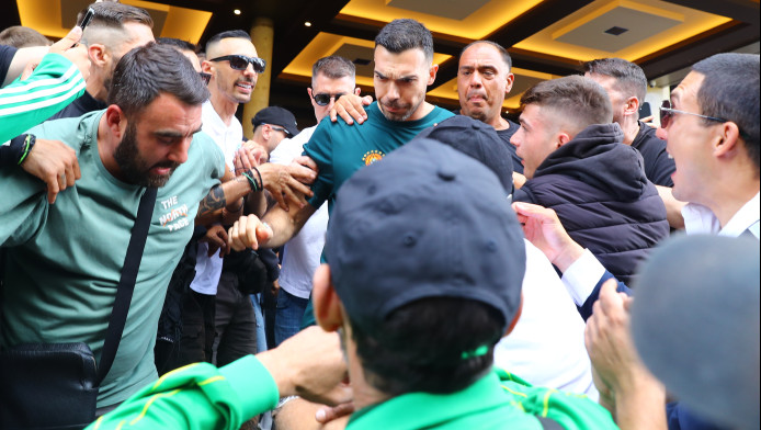 Χαμός στο "T-Center" από οπαδούς του Παναθηναϊκού - Δείτε βίντεο!