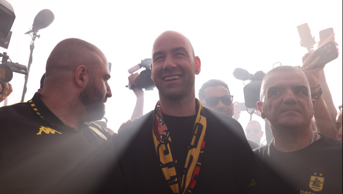 "Λαοθάλασσα" στο αεροδρόμιο για Σπανούλη - "Κάνε τον Άρη αυτοκράτορα ξανά"!