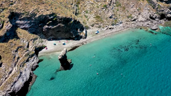 Η παραλία με το πρόστυχο όνομα αλλά και τη θλιβερή ιστορία (BINTEO)