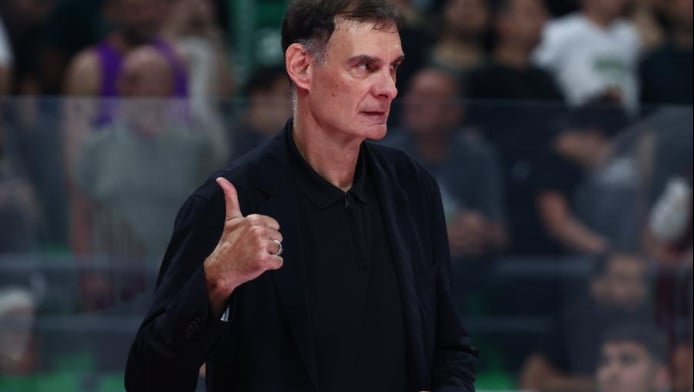 Απάντησε με χειρονομία σε υβριστικό σύνθημα στο ΟΑΚΑ ο Μπαρτζώκας (ΒΙΝΤΕΟ)