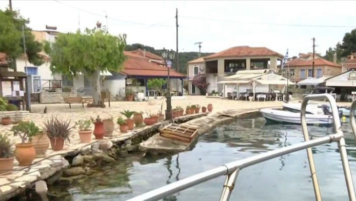 Αυτό είναι το μοναδικό κατοικημένο νησί του Κορινθιακού (ΦΩΤΟ)