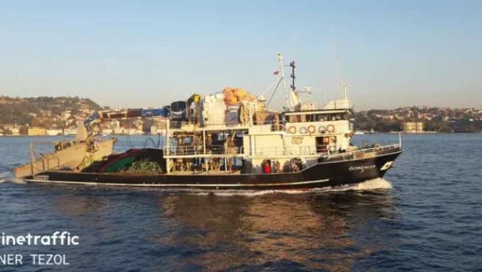 Καταγγελία! Τουρκικό αλιευτικό αλώνιζε σε παραλία της Τήνου