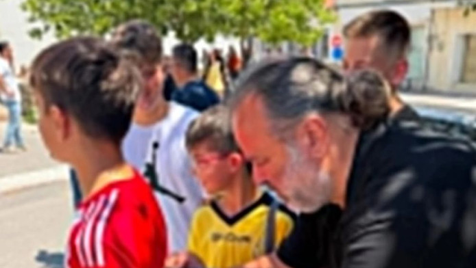 Συμβολισμός Ηλιόπουλου - Υπέγραψε φανέλα μικρού φίλου του Ολυμπιακού!