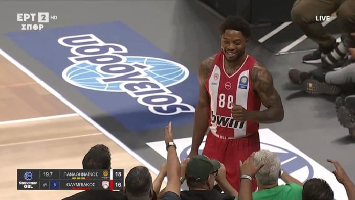 Το... γέλιο Τζόουνς προς οπαδούς του ΠΑΟ μετά από φάουλ (ΒΙΝΤΕΟ)