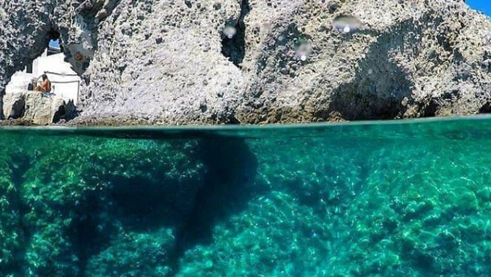 Το νησί που σνόμπαραν πολλοί, φέτος θα βουλιάξει από κόσμο
