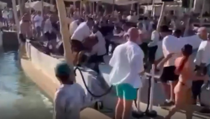 Άγριο ξύλο στη Μύκονο για τα... μάτια διάσημης Ελληνίδας τραγουδίστριας!