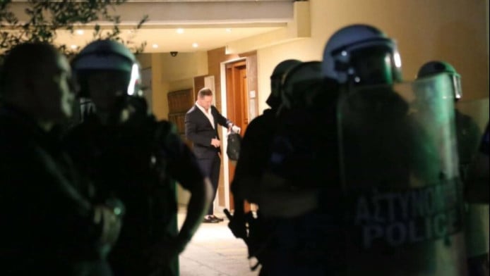 Ο κακός χαμός σε ΑΕΛ Novibet-Σοβαρά επεισόδια έξω από σπίτι Νταβέλη! (Vd)