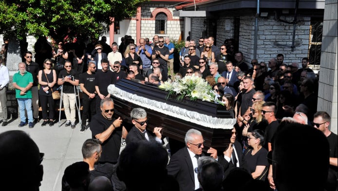 Σπαραγμός στην κηδεία του Μάριου Οικονόμου - Στεφάνι από Ηλιόπουλο (ΦΩΤΟ)