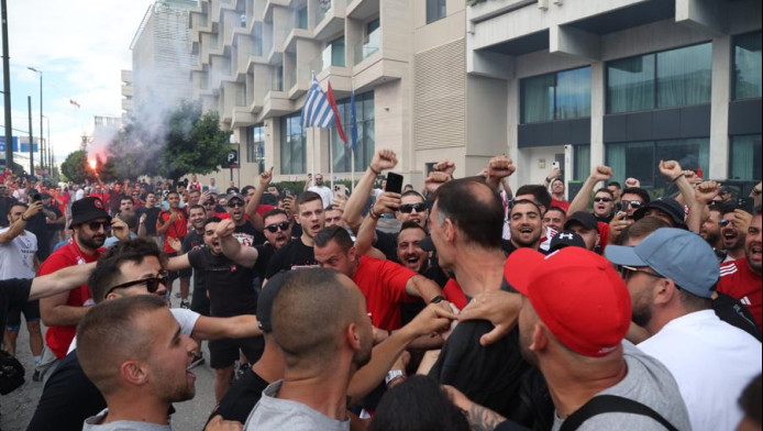 Παράνοια έξω από το ξενοδοχείο του Ολυμπιακού! Αποθέωση των παικτών