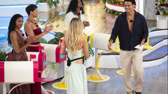 Love Island: Ο ξαφνικός θάνατος και το ζευγάρι που έκανε δημόσια έρωτα (Vd)