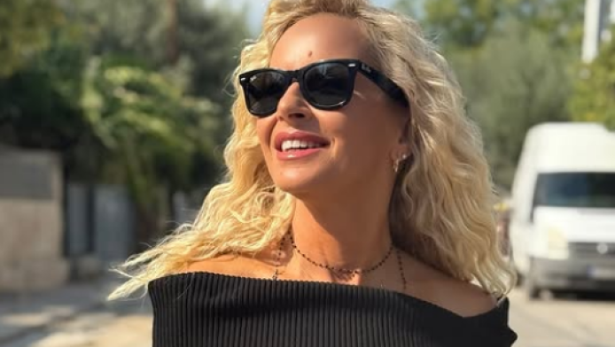 Κορμί μοντέλου στα 52 της! Εντυπωσιάζει με μαγιό η Μαρία Μπεκατώρου (ΦΩΤΟ)