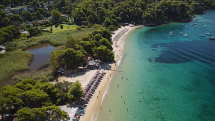 Η ελληνική παραλία με το αηδιαστικό όνομα: Άλλο περιμένεις, άλλο βλέπεις!