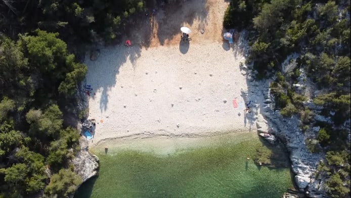 Η παραλία που περπατάς 600μ. αλλά αυτό που θα βρεις, δεν το έχεις ξαναδεί