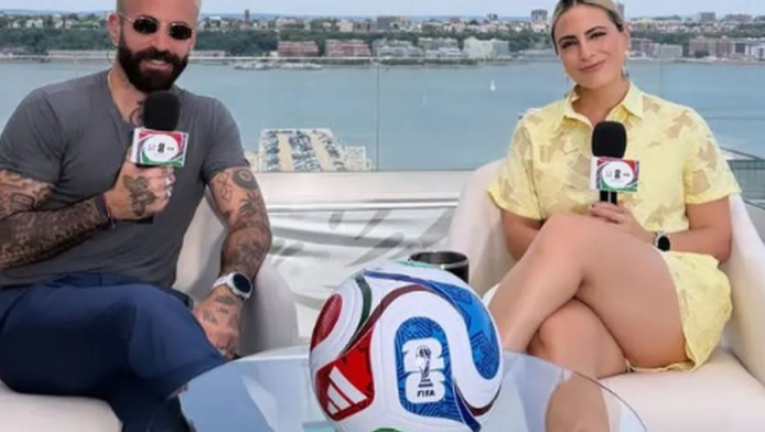 Aθλητική δημοσιογράφος έδειξε τα πόδια της στην τηλεόραση (ΦΩΤΟ)