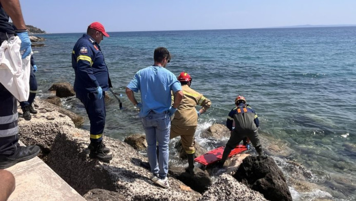 Δραματικές στιγμές στα Καμένα Βούρλα – Έσωσαν γυναίκα λίγο πριν πνιγεί