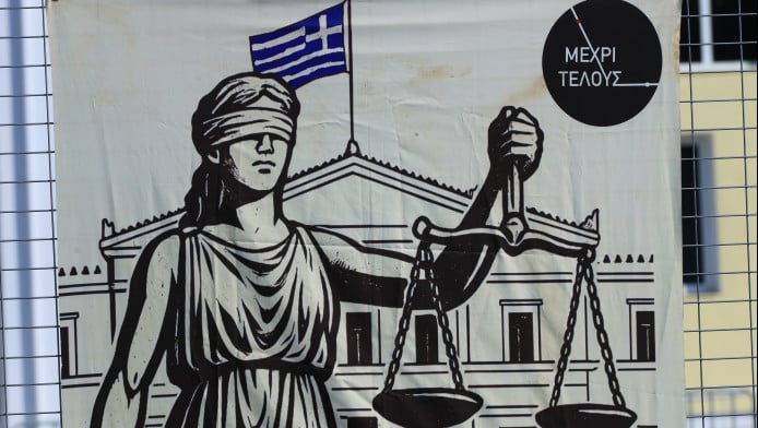 Αθλιότητα και τυμβωρυχία στη δίκη των Τεμπών