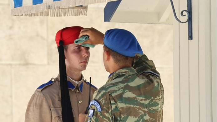 Πώς θα καταλάβεις αν έπαθες θερμοπληξία ή ηλίαση και τι πρέπει να κάνεις!