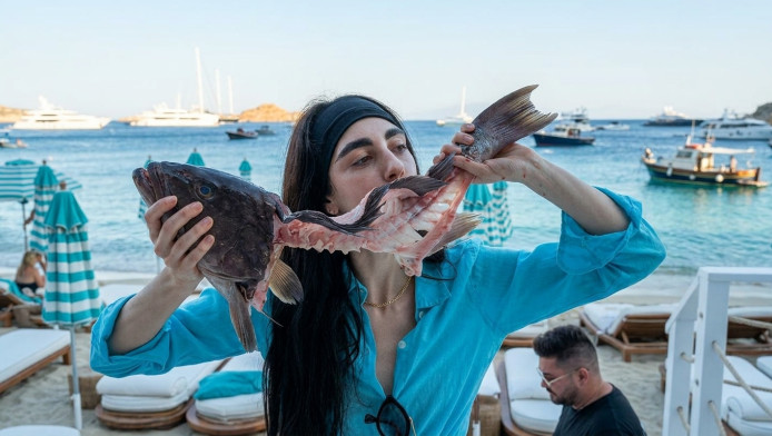 Γνωστή ηθοποιός τρώει φρέσκο ωμό ψάρι στη Μύκονο και γίνεται viral (ΒΙΝΤΕΟ)