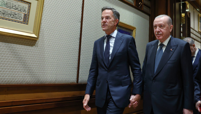 Bromance αλά NATO! Η φωτογραφία που προκάλεσε αντιδράσεις με Ερντογάν