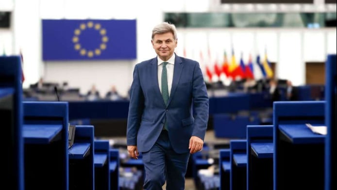 Φαραντούρης σε Κομισιόν: Καταρτίστε σχέδιο εφαρμογης ρήτρας συνδρομής