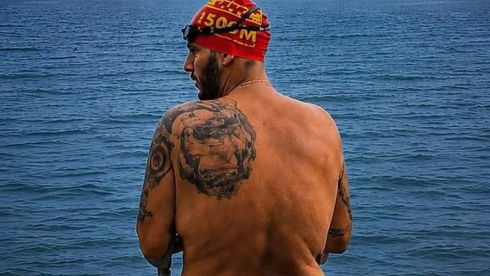 Συγκλονιστικός Γαλιατσάτος! Κολύμπησε 26 χιλιόμετρα σε 11 ώρες