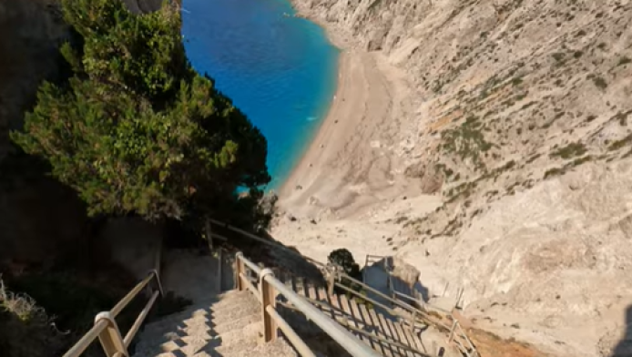 Η πιο καθαρή παραλία της Ελλάδας με τα 400 σκαλιά (ΒΙΝΤΕΟ)