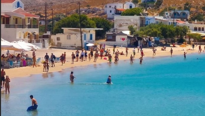 Συγκλονιστικά νερά, δωμάτια πάνω στη θάλασσα: Το νησί-τσέπης