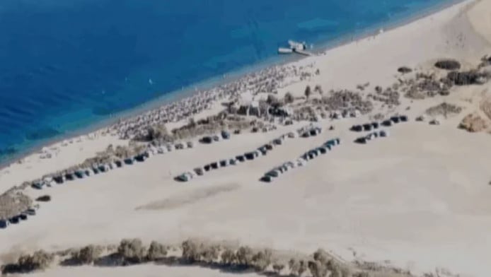 Η παραλία με τον θρυλικό βράχο που έκαναν βουτιές οι ερημίτες!