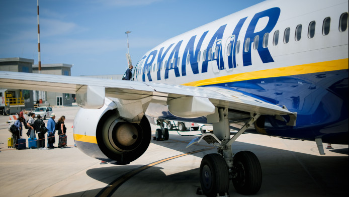Η βλάβη του κινητήρα στην πτήση της Ryanair και το θρίλερ στον αέρα (Vid)