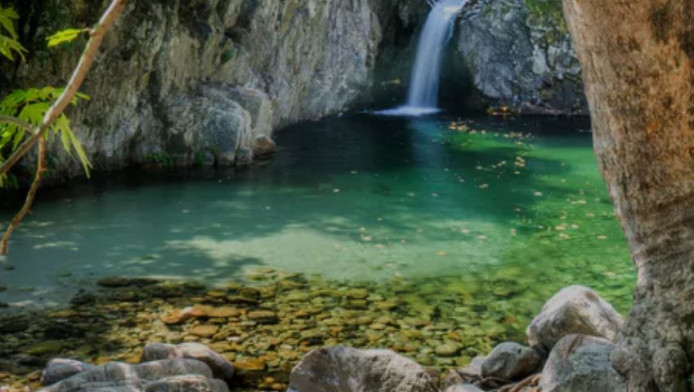 Η απόλυτη ανατροπή σε όσα έχεις δει στην Ελλάδα: Το νησί με δεκάδες πισίνες