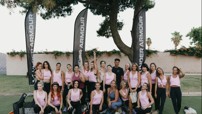 UNDER ARMOUR: Εμπειρία ευεξίας στη θάλασσα, με φόντο το ηλιοβασίλεμα (ΦΩΤΟ)
