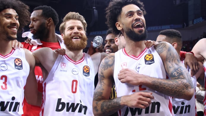 "Έχει μπλέξει με τις ανανεώσεις ο Ολυμπιακός - Φρενίτιδα στον Παναθηναϊκό"