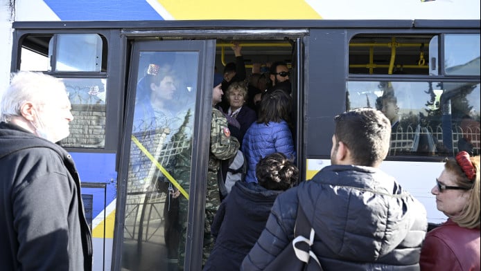 «Θα στη στήσω και θα σε σακατέψω»: Οδηγός λεωφορείου έβρισε ηλικιωμένο (Vd)