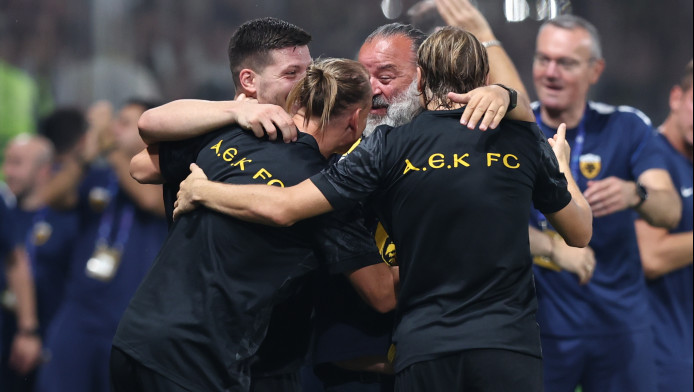 Σπριντ Ηλιόπουλου στη λήξη, πανηγύρισε έξαλλα μαζί με τους παίκτες (ΒΙΝΤΕΟ)