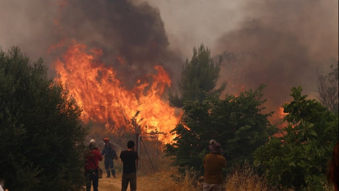 Ανεξέλεγκτη η φωτιά κοντά στα Μέγαρα - Καίγονται σπίτια στο Κρύο Πηγάδι