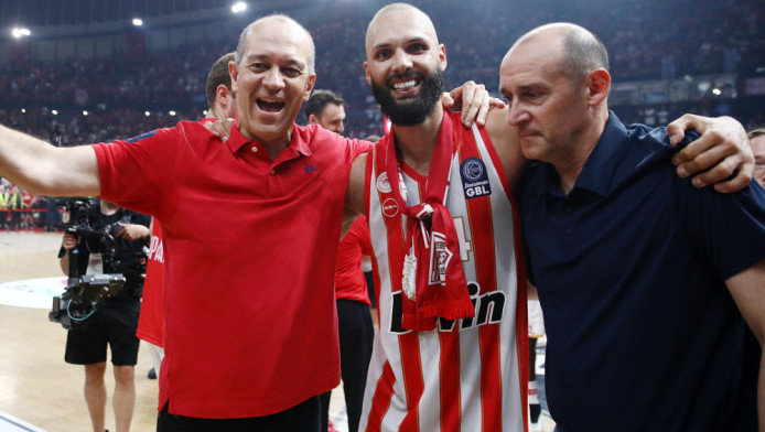 Βουίζει ο Πειραιάς για νέο Φουρνιέ στον Ολυμπιακό - 3 εκατ. οι Αγγελόπουλοι
