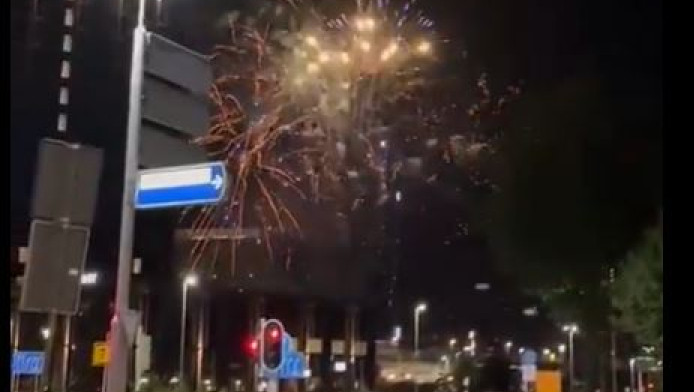 «Επίθεση» με βεγγαλικά έξω από το ξενοδοχείο του Ολυμπιακού (BINTEO)