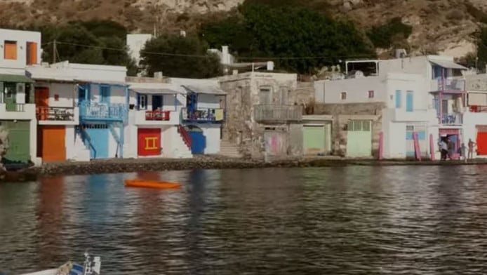 Το περίεργο πολύχρωμο ψαροχώρι της Ελλάδας που βρίσκεται σε άλλη εποχή