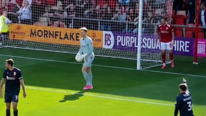 Απίθανο γκολ στη League Two - Το έκανε όπως ο Μπουχαλάκης! (BΙΝΤΕΟ)
