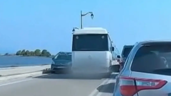 Παραλίγο τραγωδία - Λεωφορείο έκανε παράνομα προσπέραση σε γέφυρα