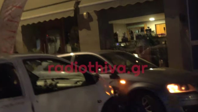 Ξέφυγε καυγάς από κάθε έλεγχο στη Θήβα - Άνδρας εμβόλιζε αυτοκίνητα (Vid)