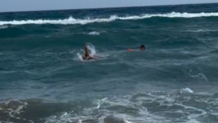 Καρέ-καρέ η διάσωση γυναίκας σε παραλία στα Χανιά - Η μάχη του ναυαγοσώστη